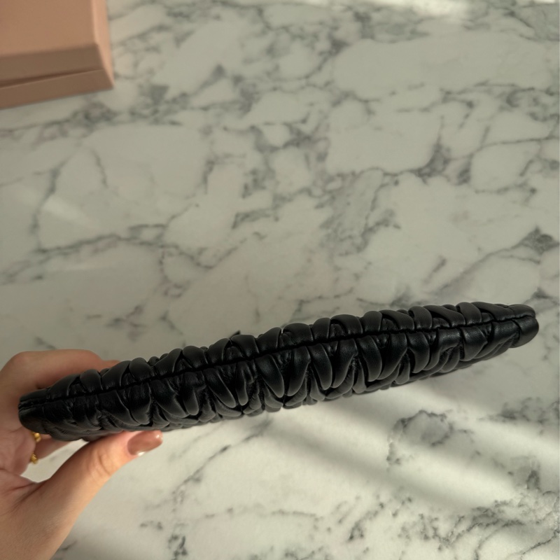 miu miu黑色可芙金logoㄧ字扁錢包  名媛千金必備✨-4