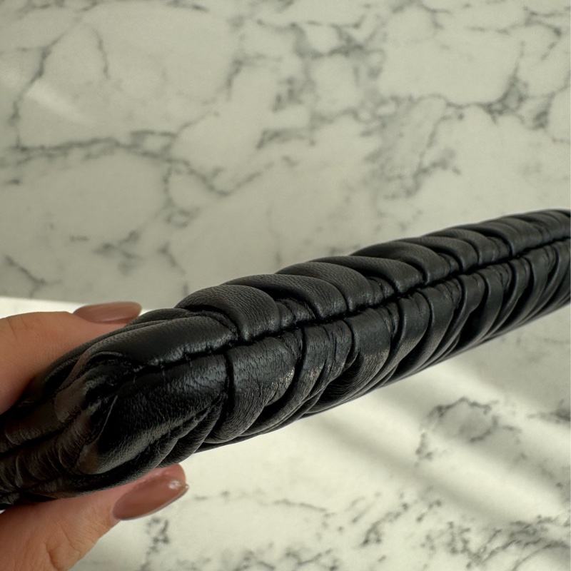 miu miu黑色可芙金logoㄧ字扁錢包  名媛千金必備✨-5