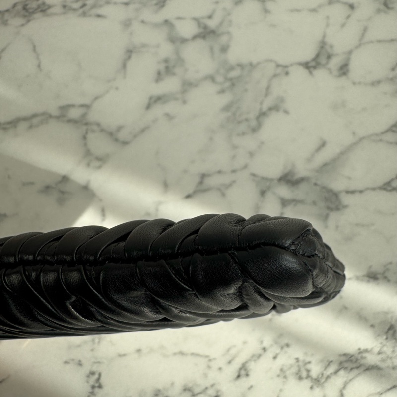 miu miu黑色可芙金logoㄧ字扁錢包  名媛千金必備✨-6