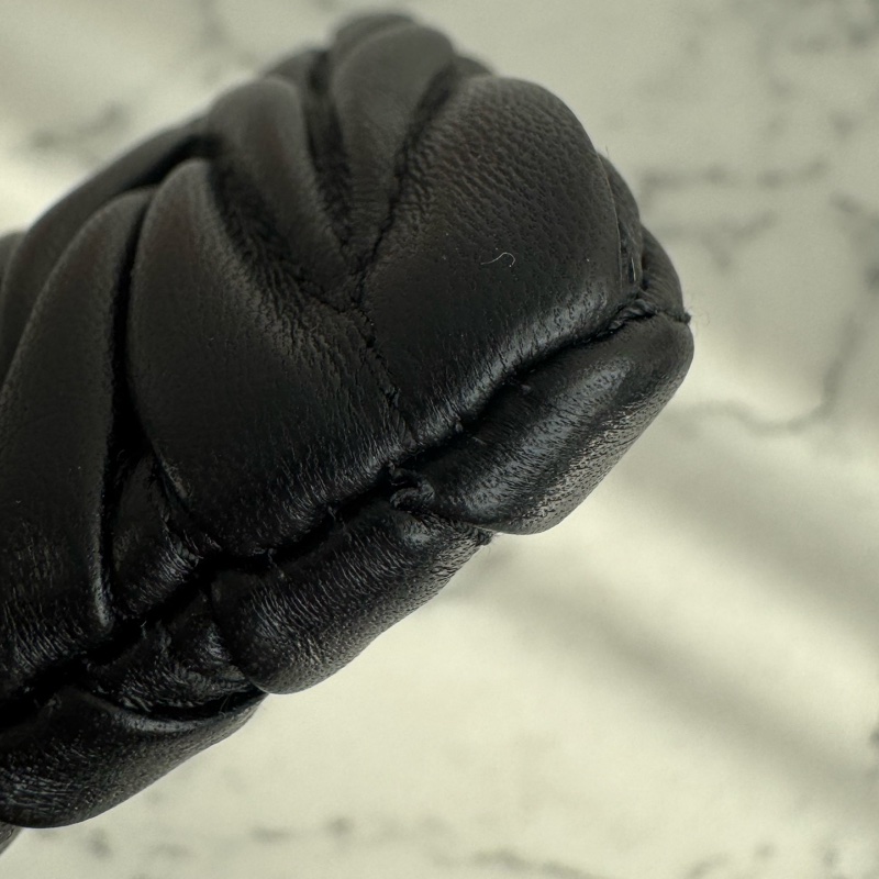 miu miu黑色可芙金logoㄧ字扁錢包  名媛千金必備✨-7