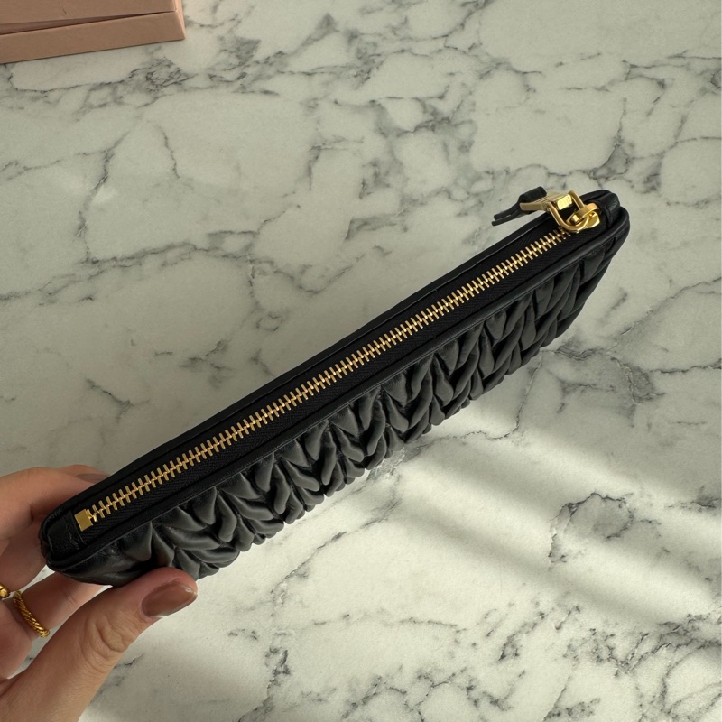 miu miu黑色可芙金logoㄧ字扁錢包  名媛千金必備✨-9