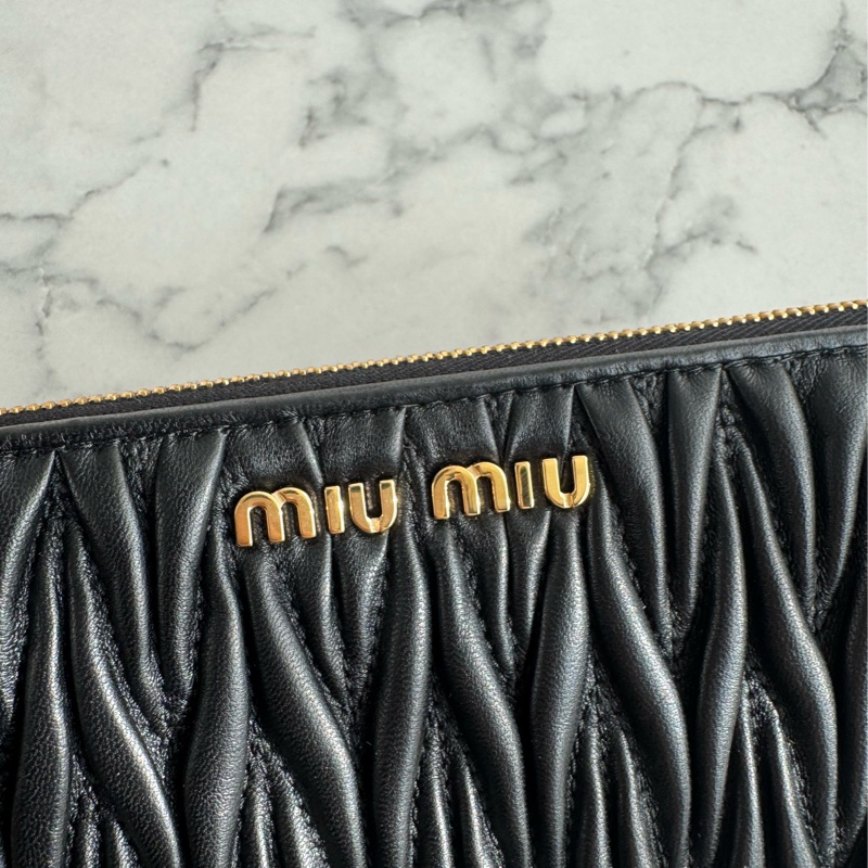 miu miu黑色可芙金logoㄧ字扁錢包  名媛千金必備✨-10