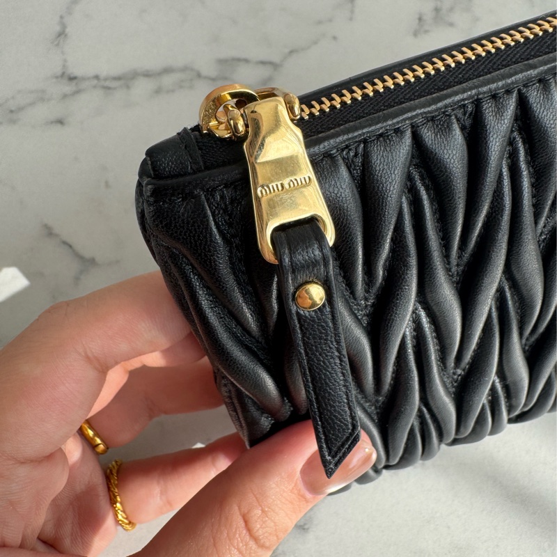 miu miu黑色可芙金logoㄧ字扁錢包  名媛千金必備✨-11