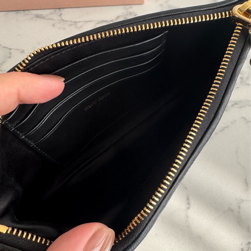 miu miu黑色可芙金logoㄧ字扁錢包  名媛千金必備✨-13