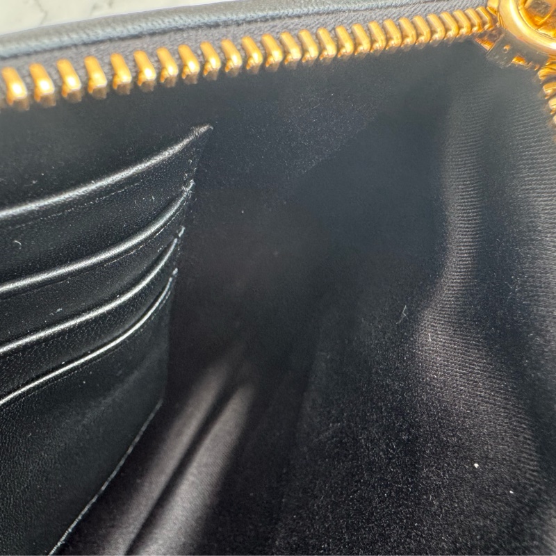 miu miu黑色可芙金logoㄧ字扁錢包  名媛千金必備✨-15