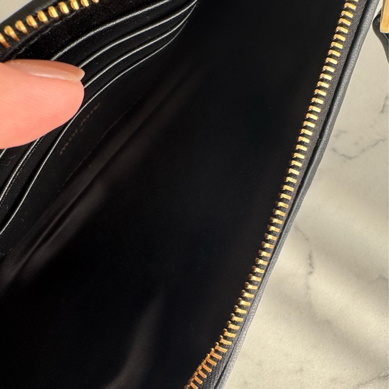 miu miu黑色可芙金logoㄧ字扁錢包  名媛千金必備✨-16