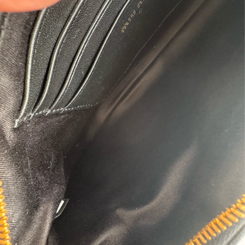 miu miu黑色可芙金logoㄧ字扁錢包  名媛千金必備✨-17