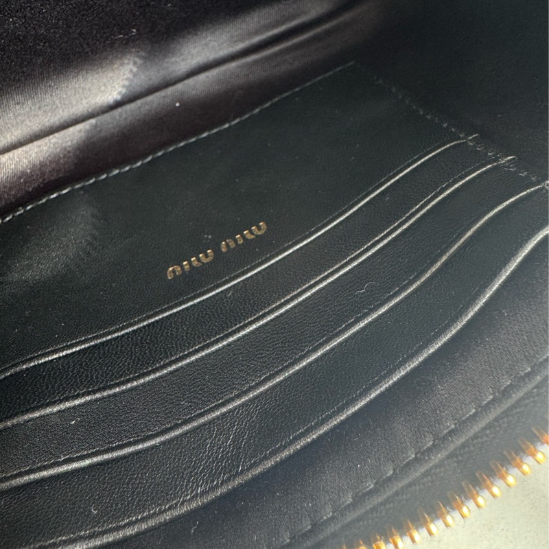 miu miu黑色可芙金logoㄧ字扁錢包  名媛千金必備✨-18