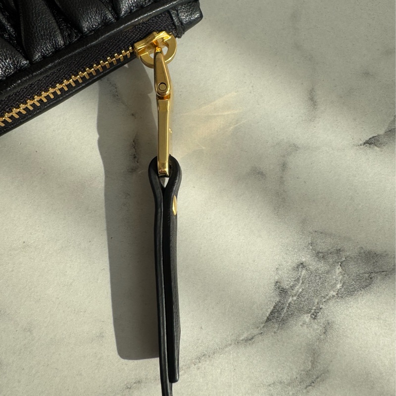 miu miu黑色可芙金logoㄧ字扁錢包  名媛千金必備✨-20