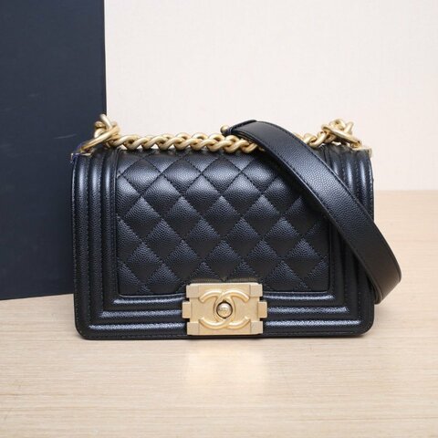 CHANEL Leboy小號20.5黑色荔枝牛皮晶片開金扣菱格紋肩背包