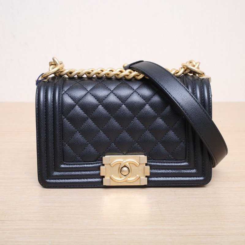 CHANEL Leboy小號20.5黑色荔枝牛皮晶片開金扣菱格紋肩背包-1