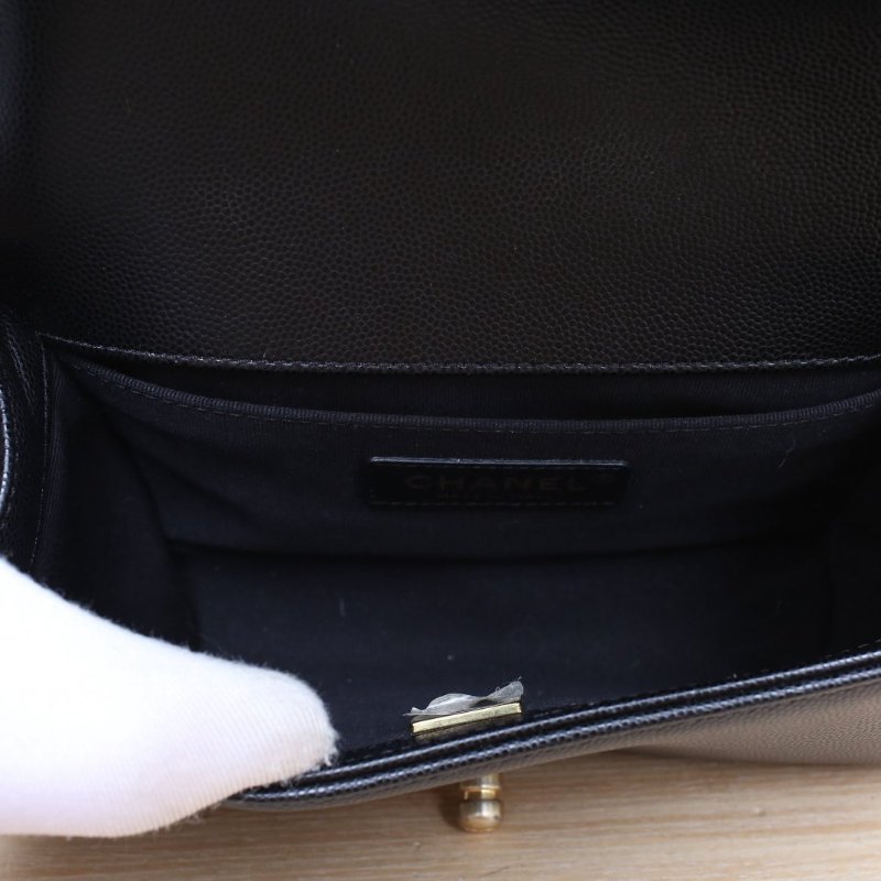 CHANEL Leboy小號20.5黑色荔枝牛皮晶片開金扣菱格紋肩背包-3
