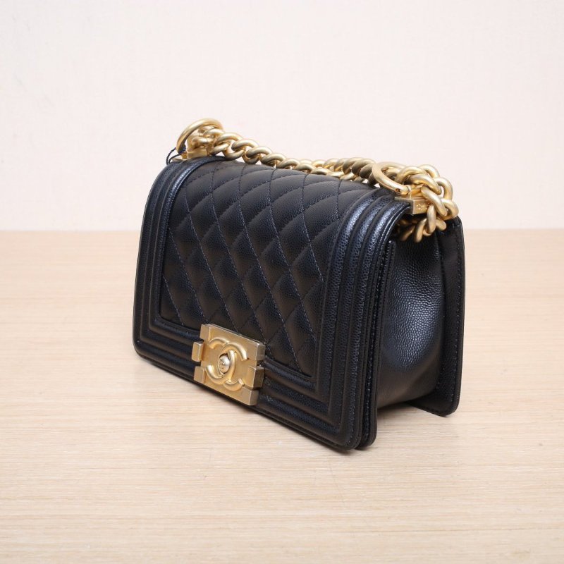 CHANEL Leboy小號20.5黑色荔枝牛皮晶片開金扣菱格紋肩背包-4
