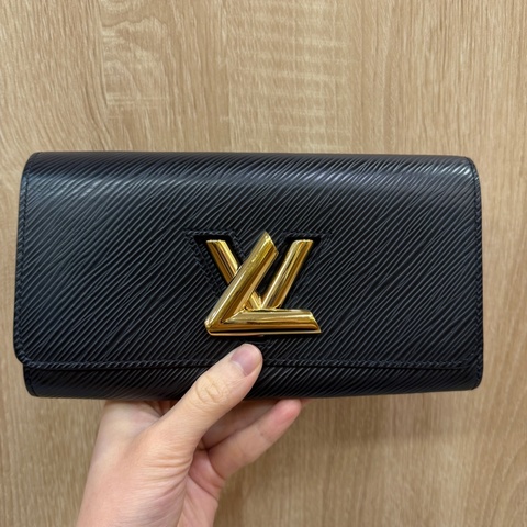 LV 黑Epi牛皮金釦Twist 12卡長夾M80690