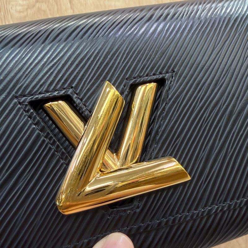LV 黑Epi牛皮金釦Twist 12卡長夾M80690-1