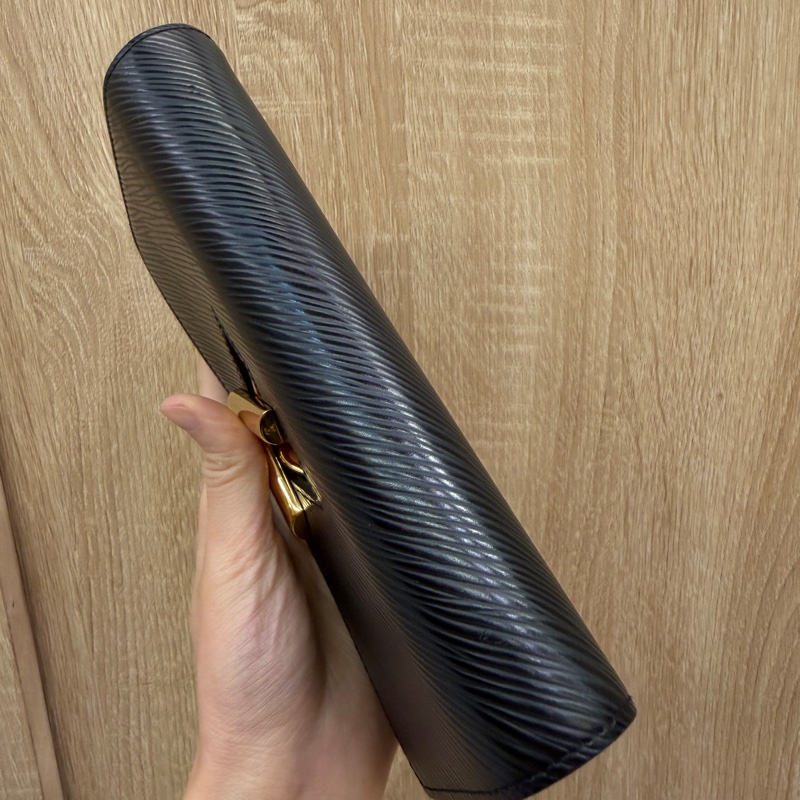 LV 黑Epi牛皮金釦Twist 12卡長夾M80690-4