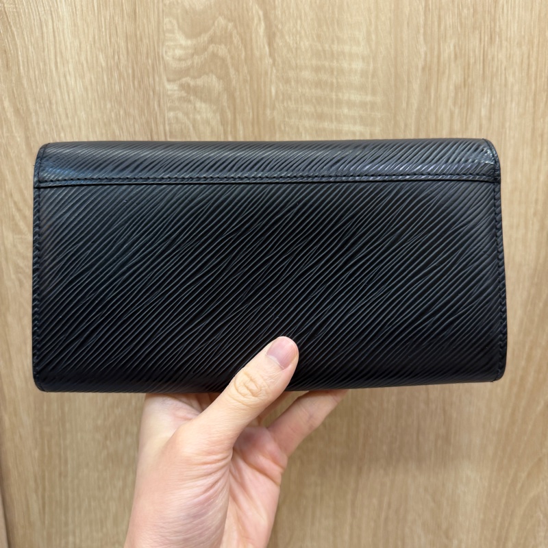 LV 黑Epi牛皮金釦Twist 12卡長夾M80690-5