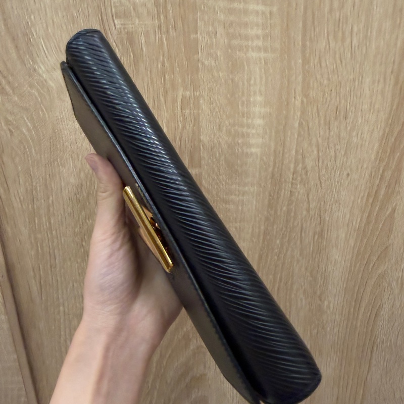 LV 黑Epi牛皮金釦Twist 12卡長夾M80690-6