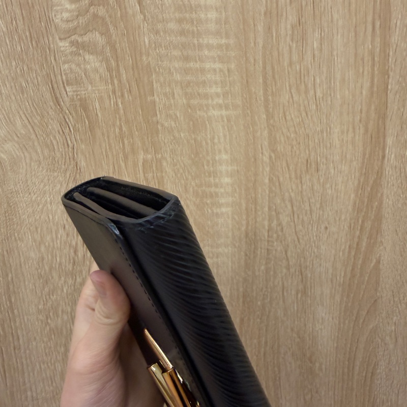 LV 黑Epi牛皮金釦Twist 12卡長夾M80690-7