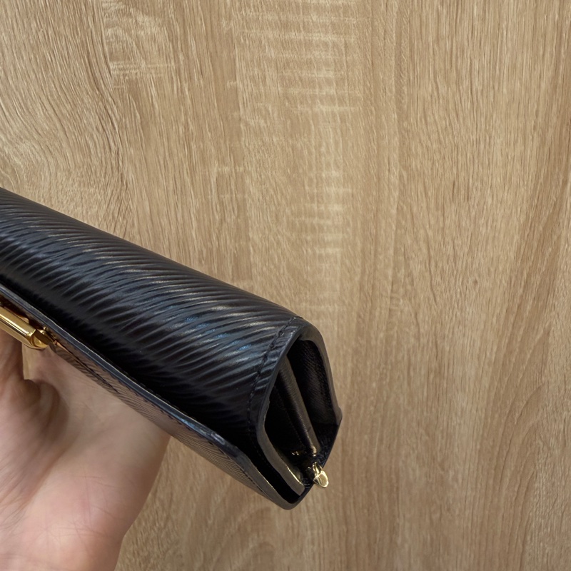 LV 黑Epi牛皮金釦Twist 12卡長夾M80690-8