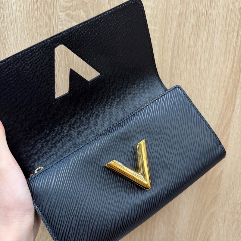 LV 黑Epi牛皮金釦Twist 12卡長夾M80690-9