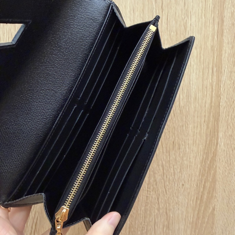 LV 黑Epi牛皮金釦Twist 12卡長夾M80690-10