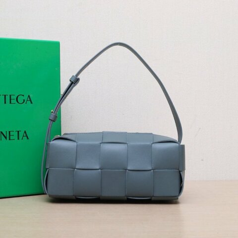 BOTTEGA VENETA CassetteBrick腋下包小號23.5墨綠色羊皮金扣肩背包