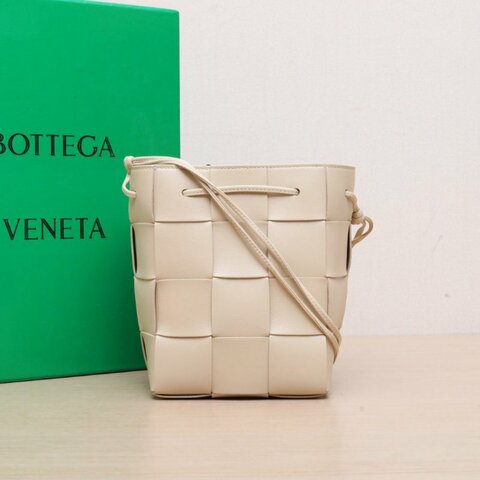BOTTEGA VENETA 米色羊皮CASSETTE編織水桶包mini肩背包