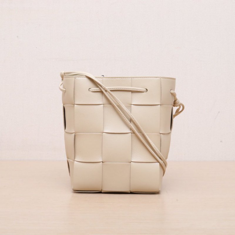 BOTTEGA VENETA 米色羊皮CASSETTE編織水桶包mini肩背包-1