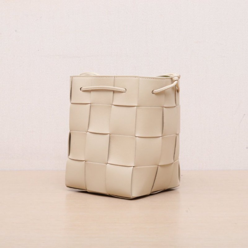 BOTTEGA VENETA 米色羊皮CASSETTE編織水桶包mini肩背包-2