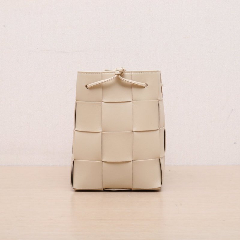 BOTTEGA VENETA 米色羊皮CASSETTE編織水桶包mini肩背包-3