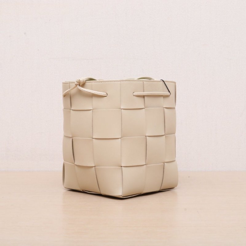 BOTTEGA VENETA 米色羊皮CASSETTE編織水桶包mini肩背包-4