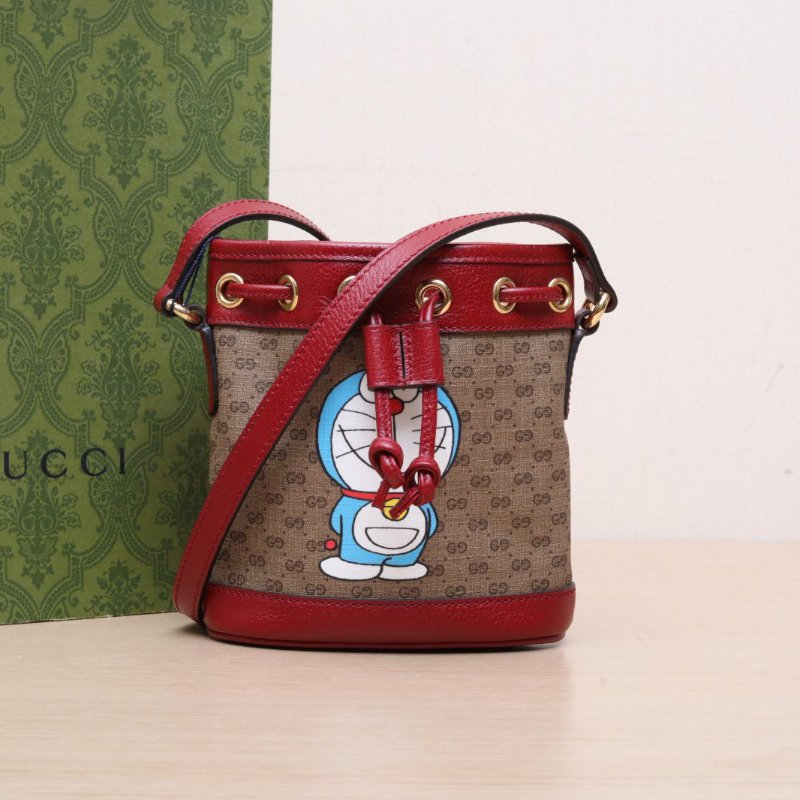 GUCCI Doraemon哆啦A夢聯名抽繩水桶包紅色牛皮/PVC金扣牛皮肩背包-0