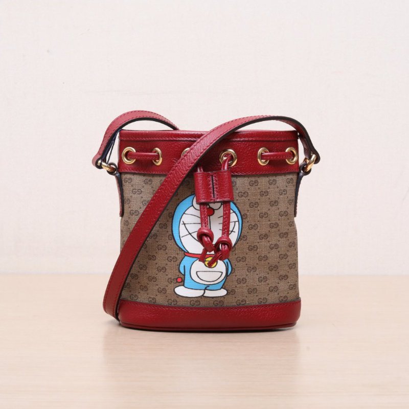 GUCCI Doraemon哆啦A夢聯名抽繩水桶包紅色牛皮/PVC金扣牛皮肩背包-1