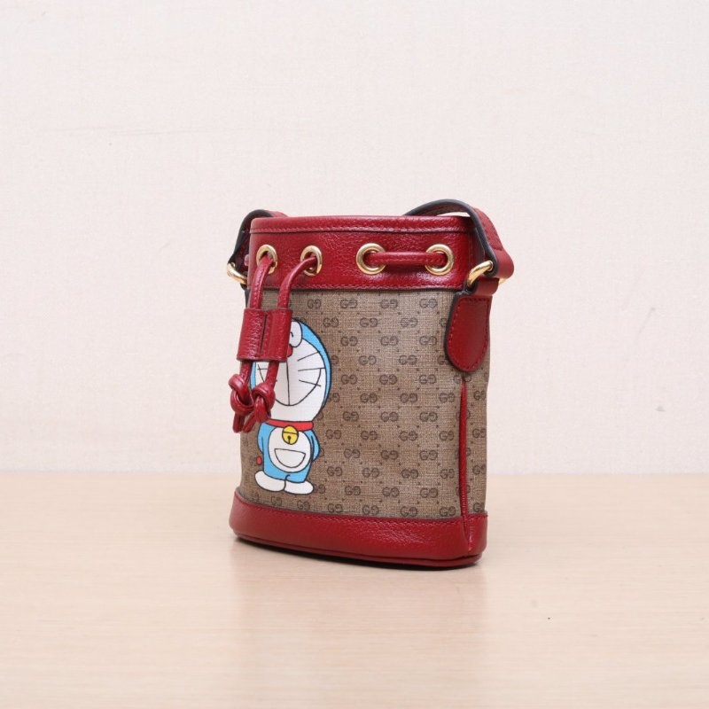 GUCCI Doraemon哆啦A夢聯名抽繩水桶包紅色牛皮/PVC金扣牛皮肩背包-2