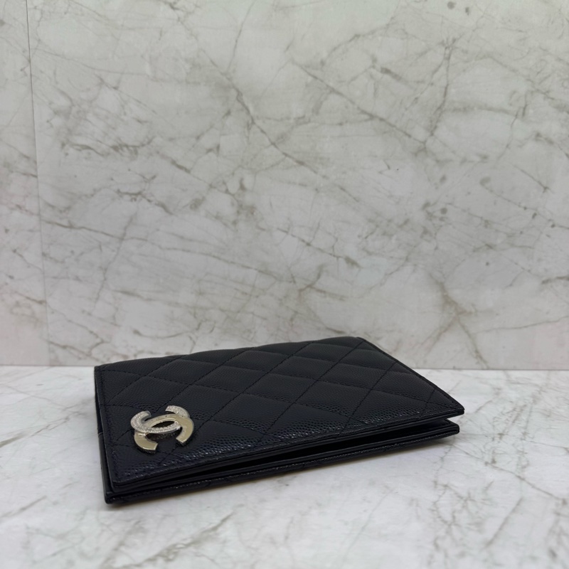 CHANEL黑色銀水鑽雙菱格紋護照套晶片-1