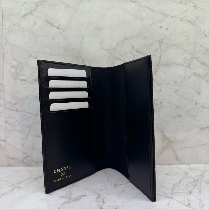 CHANEL黑色銀水鑽雙菱格紋護照套晶片-4