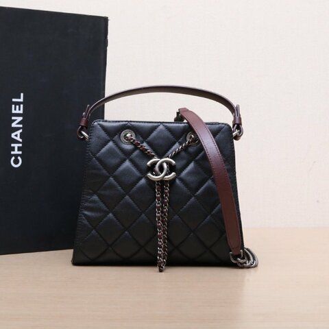 CHANEL 磁吸扣抽繩束口手柄水桶包黑色荔枝牛皮22開銀扣肩背包