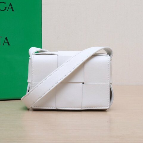 BOTTEGA VENETA CassetteMini12白色羊皮肩背包
