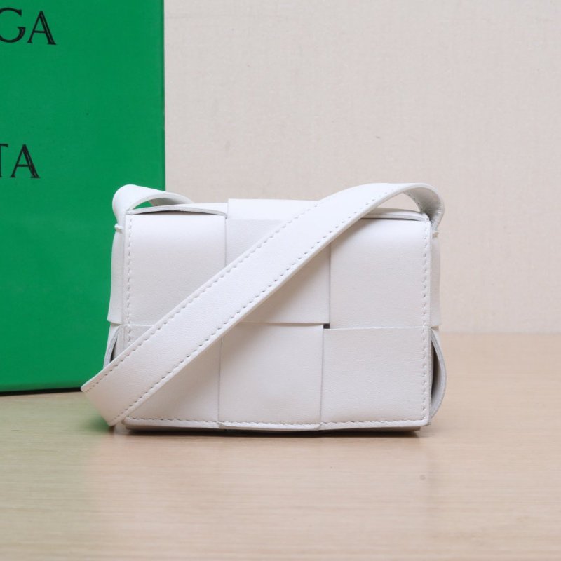 BOTTEGA VENETA CassetteMini12白色羊皮肩背包-0