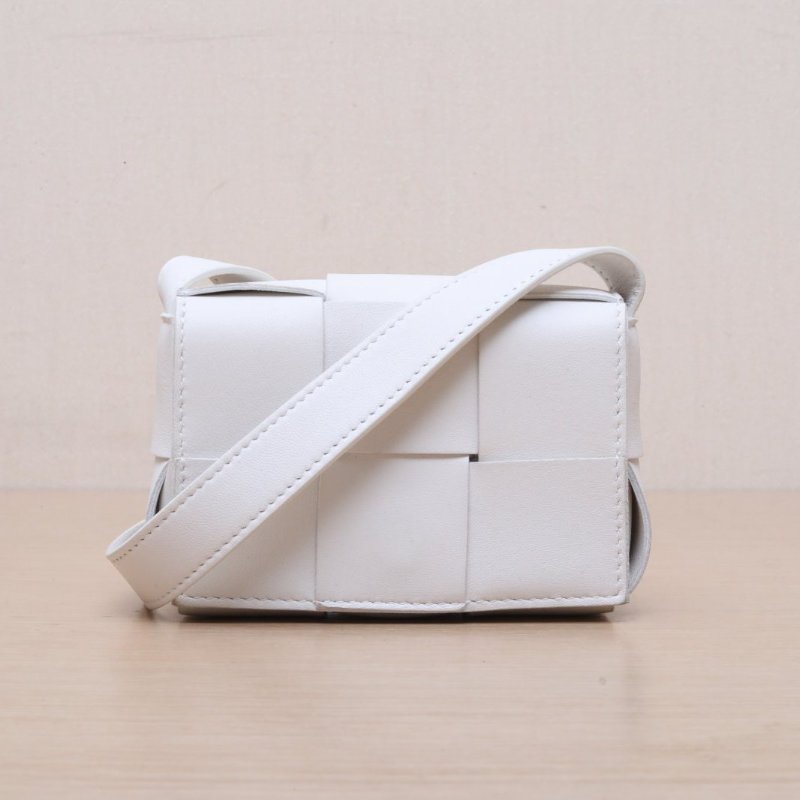 BOTTEGA VENETA CassetteMini12白色羊皮肩背包-1