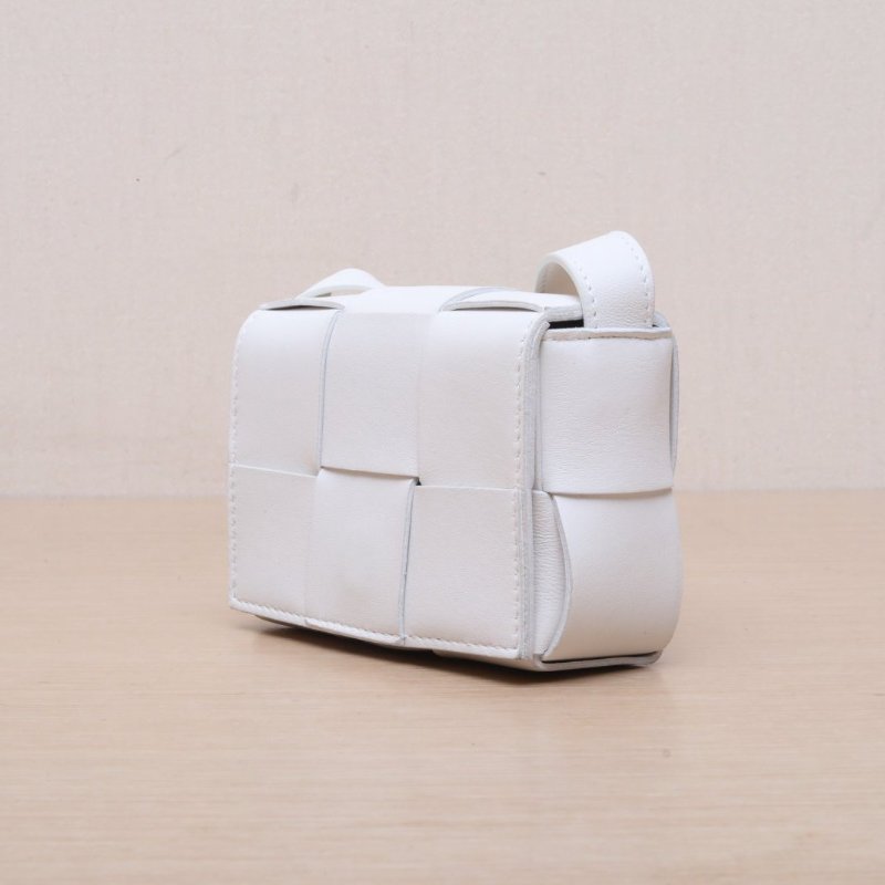BOTTEGA VENETA CassetteMini12白色羊皮肩背包-3