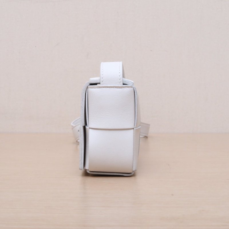 BOTTEGA VENETA CassetteMini12白色羊皮肩背包-4