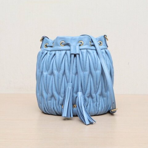 MIU MIU 藍色羊皮金扣水桶包肩背包