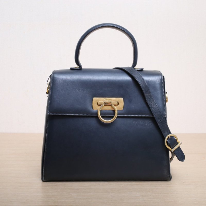 FERRAGAMO 中古Box皮博物館手提斜跨包中號黑色牛皮肩背包-1