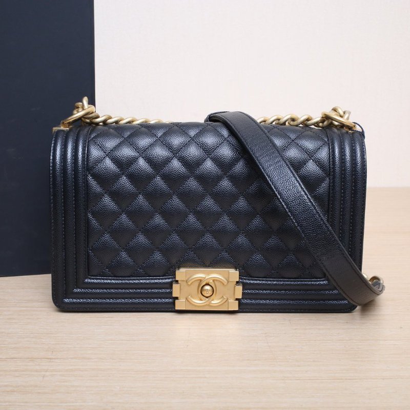 CHANEL Leboy中號25黑色荔枝牛皮晶片開金扣菱格紋肩背包-0