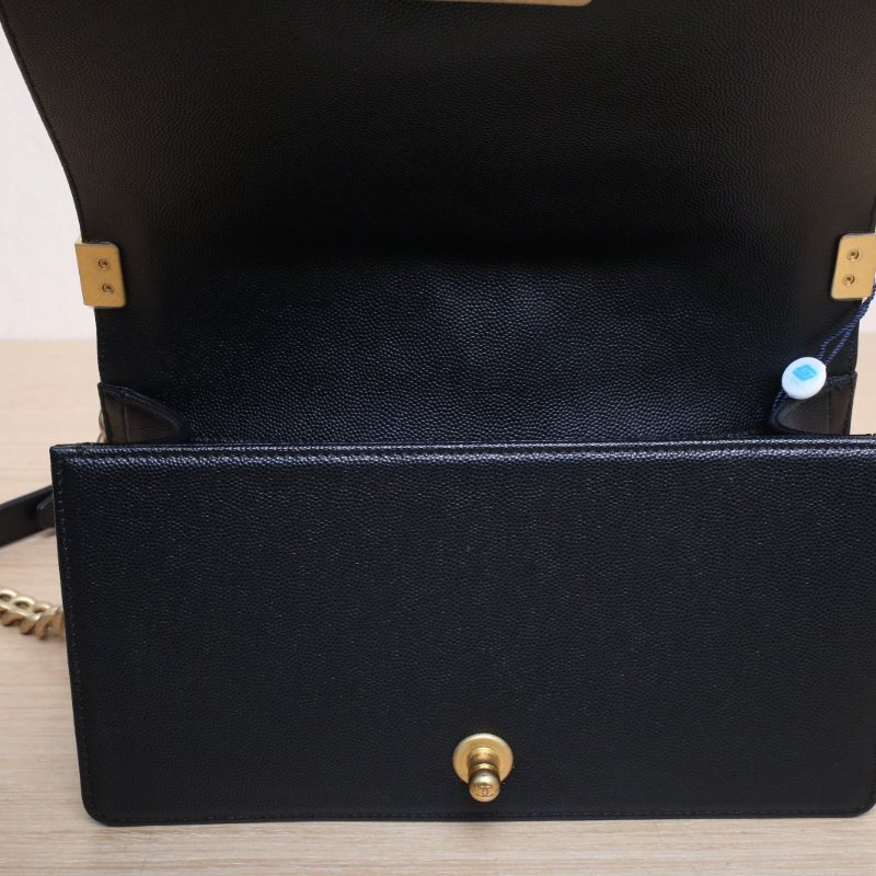 CHANEL Leboy中號25黑色荔枝牛皮晶片開金扣菱格紋肩背包-2