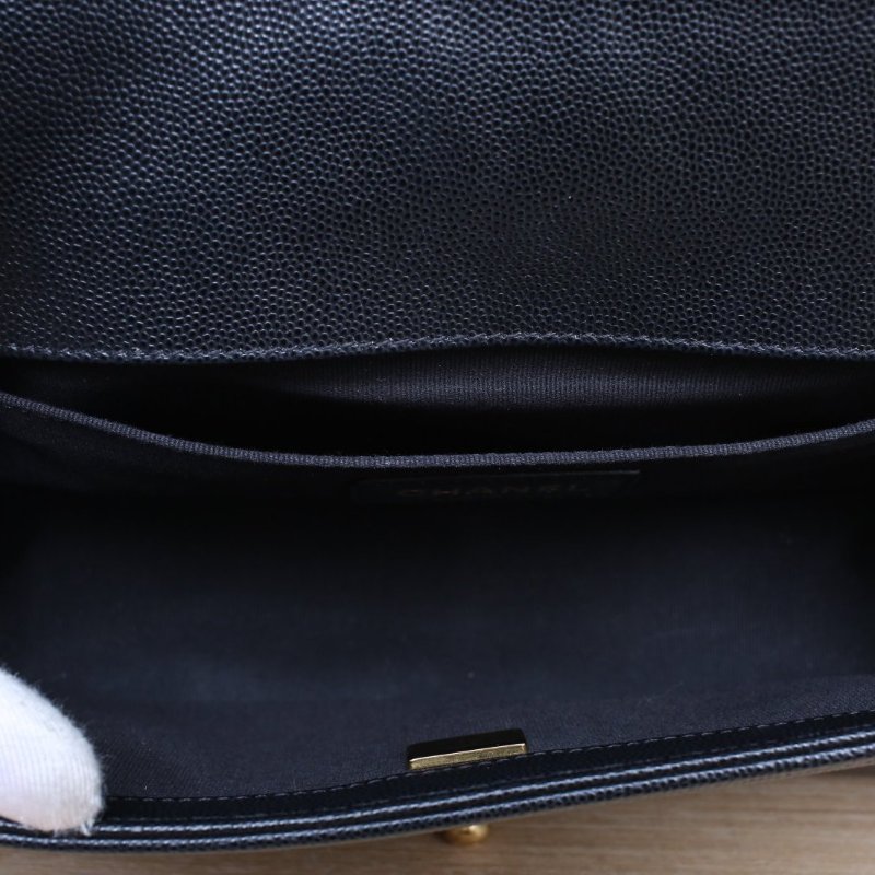 CHANEL Leboy中號25黑色荔枝牛皮晶片開金扣菱格紋肩背包-3