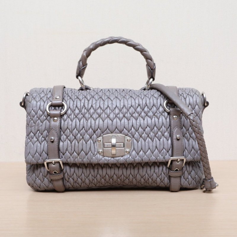 MIU MIU 灰色羊皮銀扣褶皺手提郵差包32肩背包-0