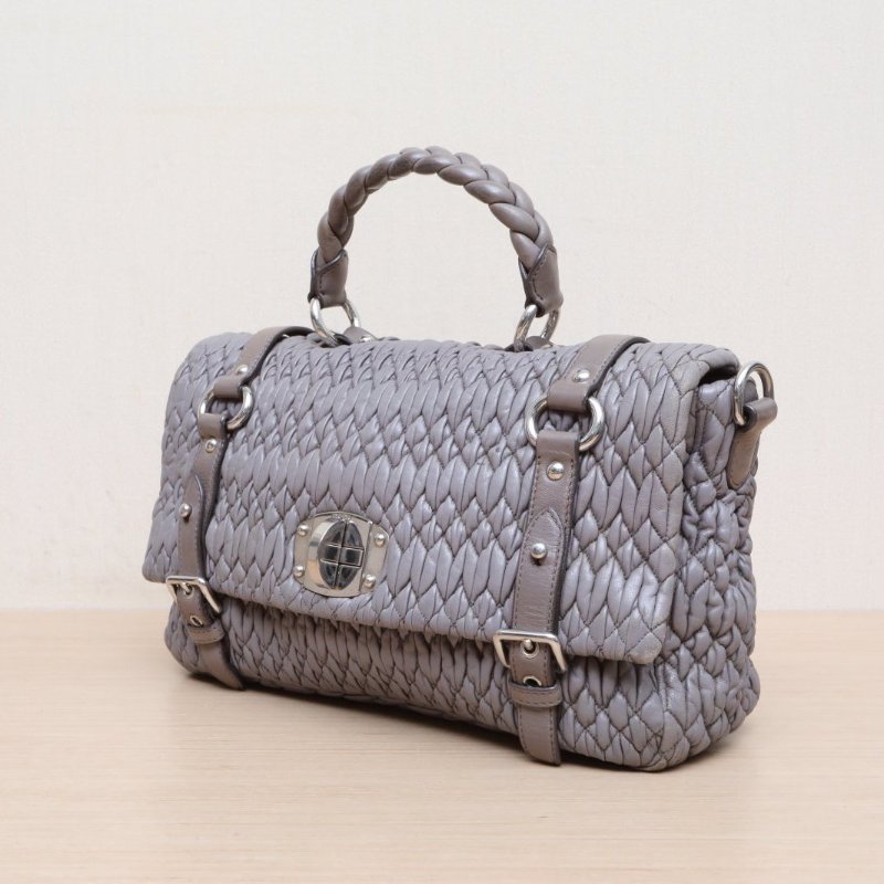 MIU MIU 灰色羊皮銀扣褶皺手提郵差包32肩背包-4